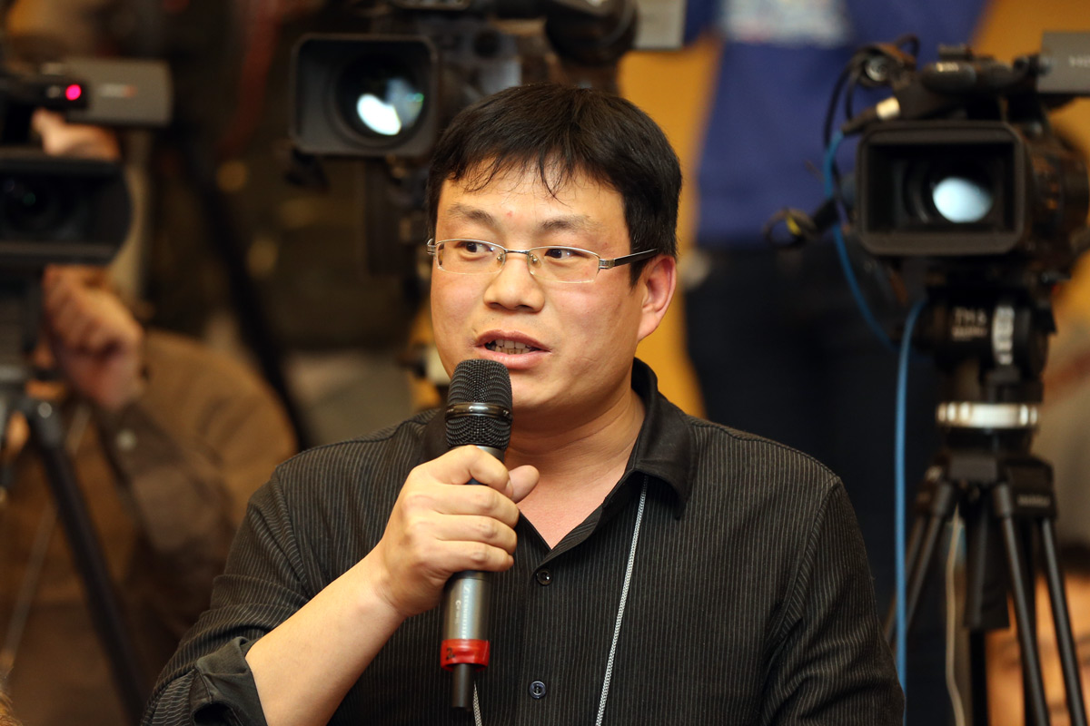 中国人民银行行长潘功胜会见加拿大前总理克雷蒂安