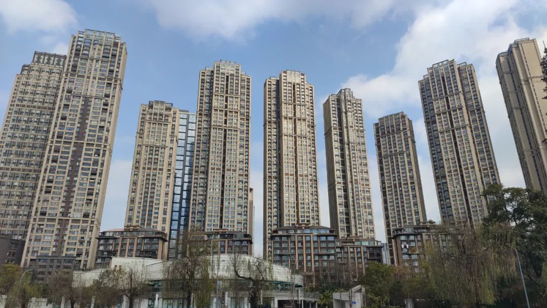 多只香港地产股涨超60%！北上广深新政首日，有人连夜“隔空买房”！