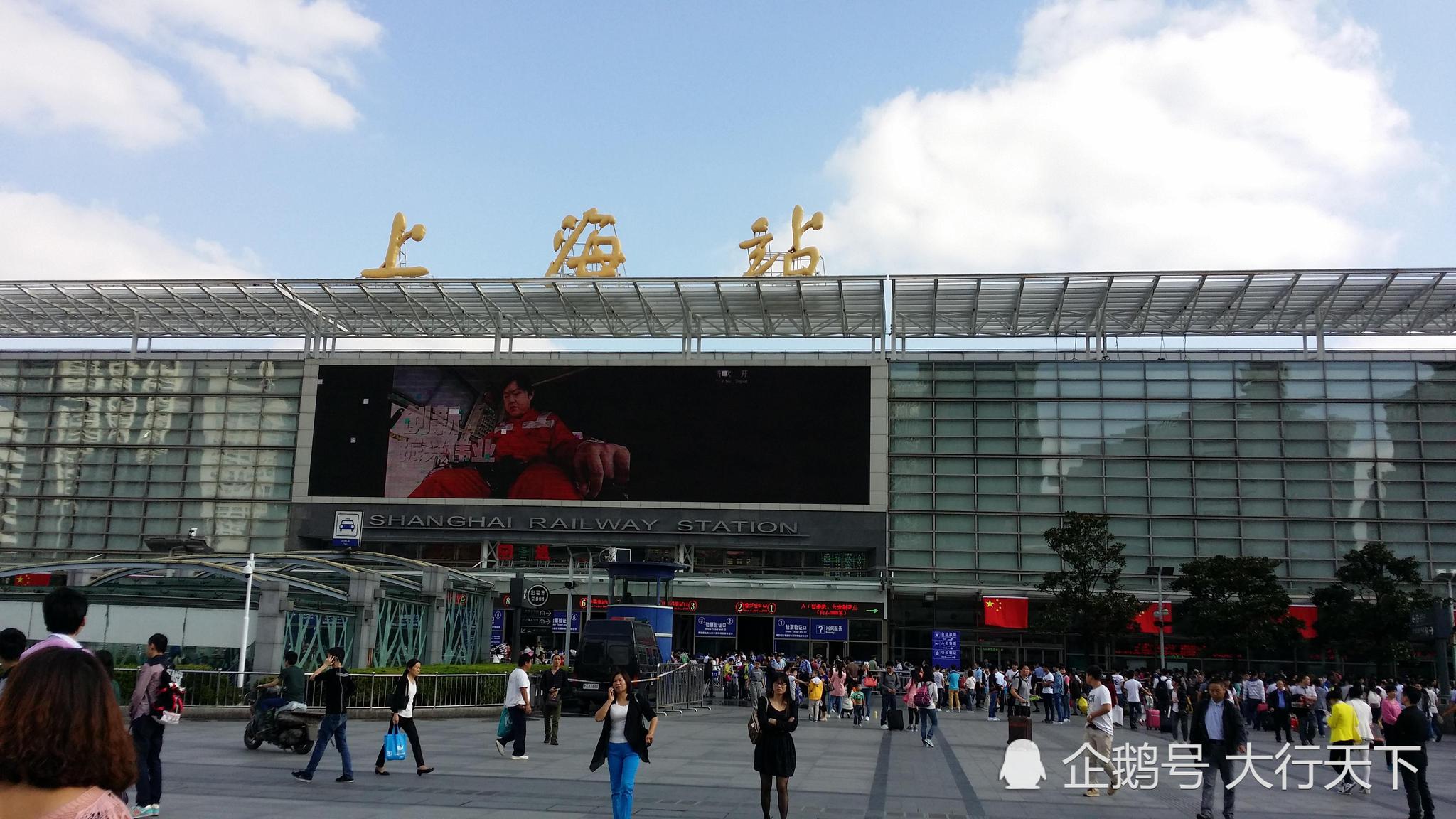 高速堵成“红锅”，网友：路上全是聪明人！有人崩溃：3公里开了40分钟！多地火车站人山人海，这些景区门票已售罄