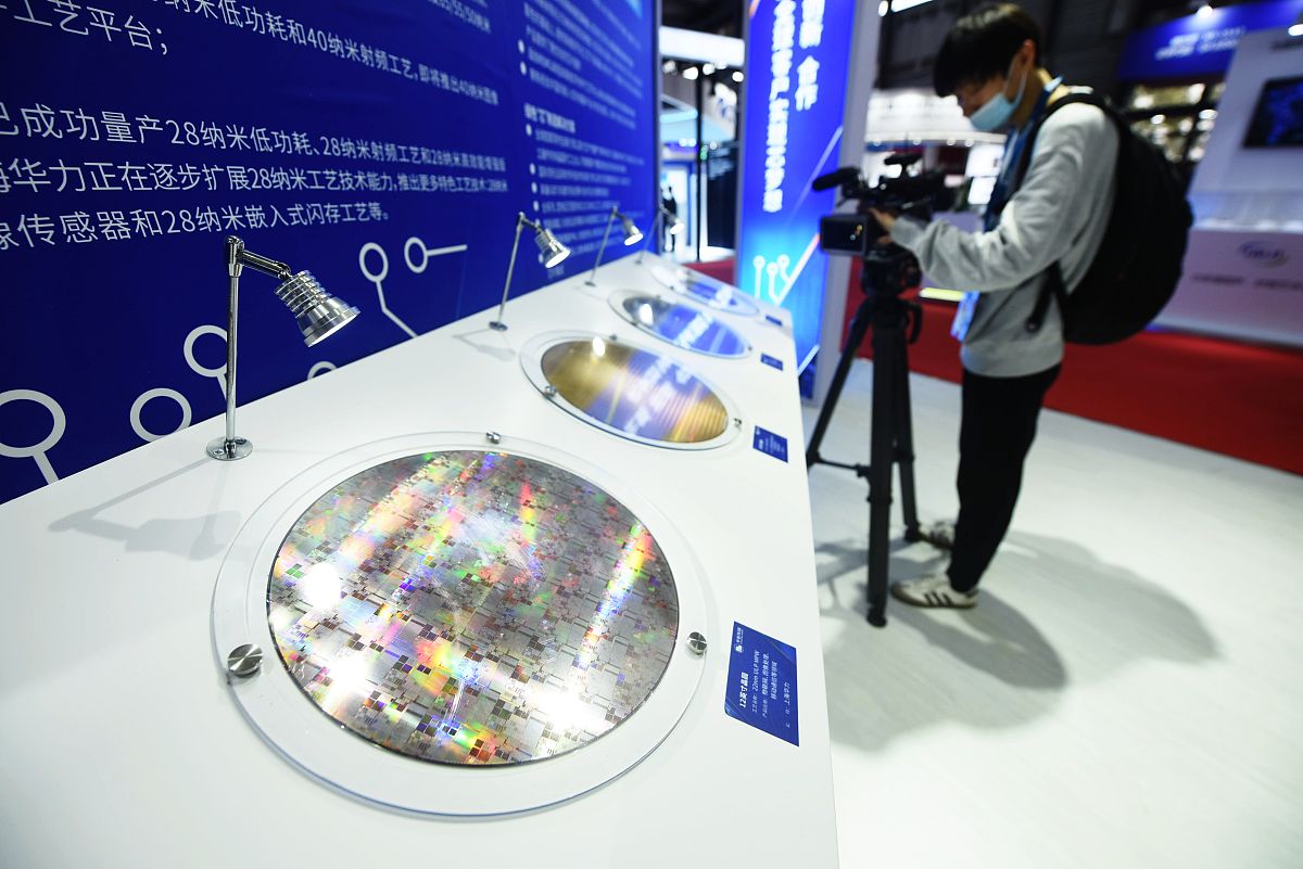 我国科学家在百比特量子芯片上实现新奇量子物态