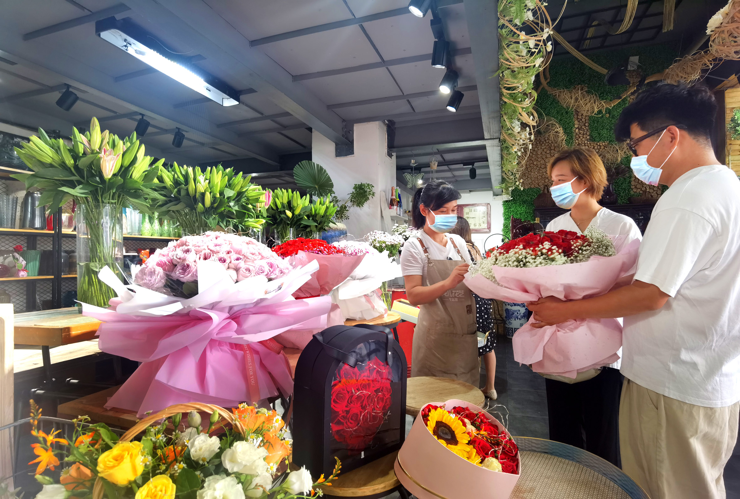 七夕“浪漫经济”带动实体店销售 黄金珠宝及服饰美妆等抖音团购销售额增长超2倍