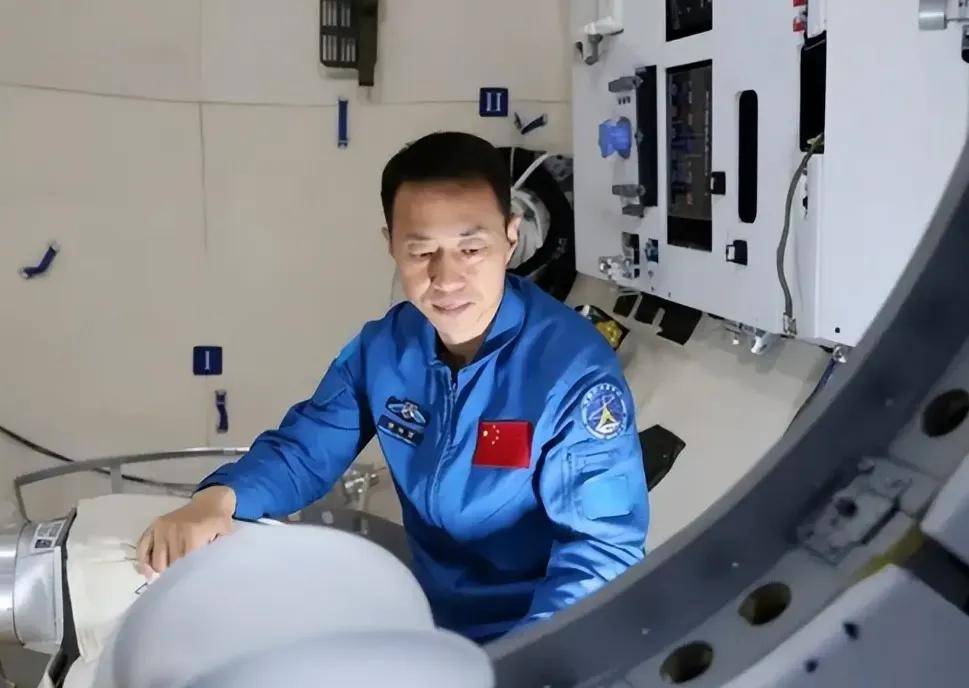 超过400天!陈冬刷新中国航天员在轨驻留总时长纪录