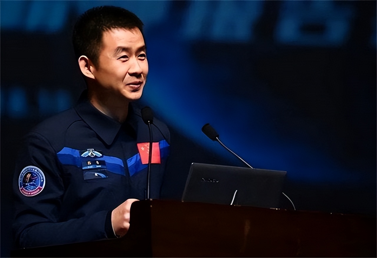超过400天!陈冬刷新中国航天员在轨驻留总时长纪录