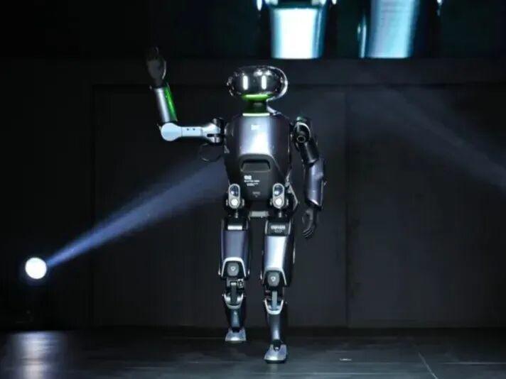 何小鹏：IRON人形机器人将于2026年底量产，月产能目标上千台