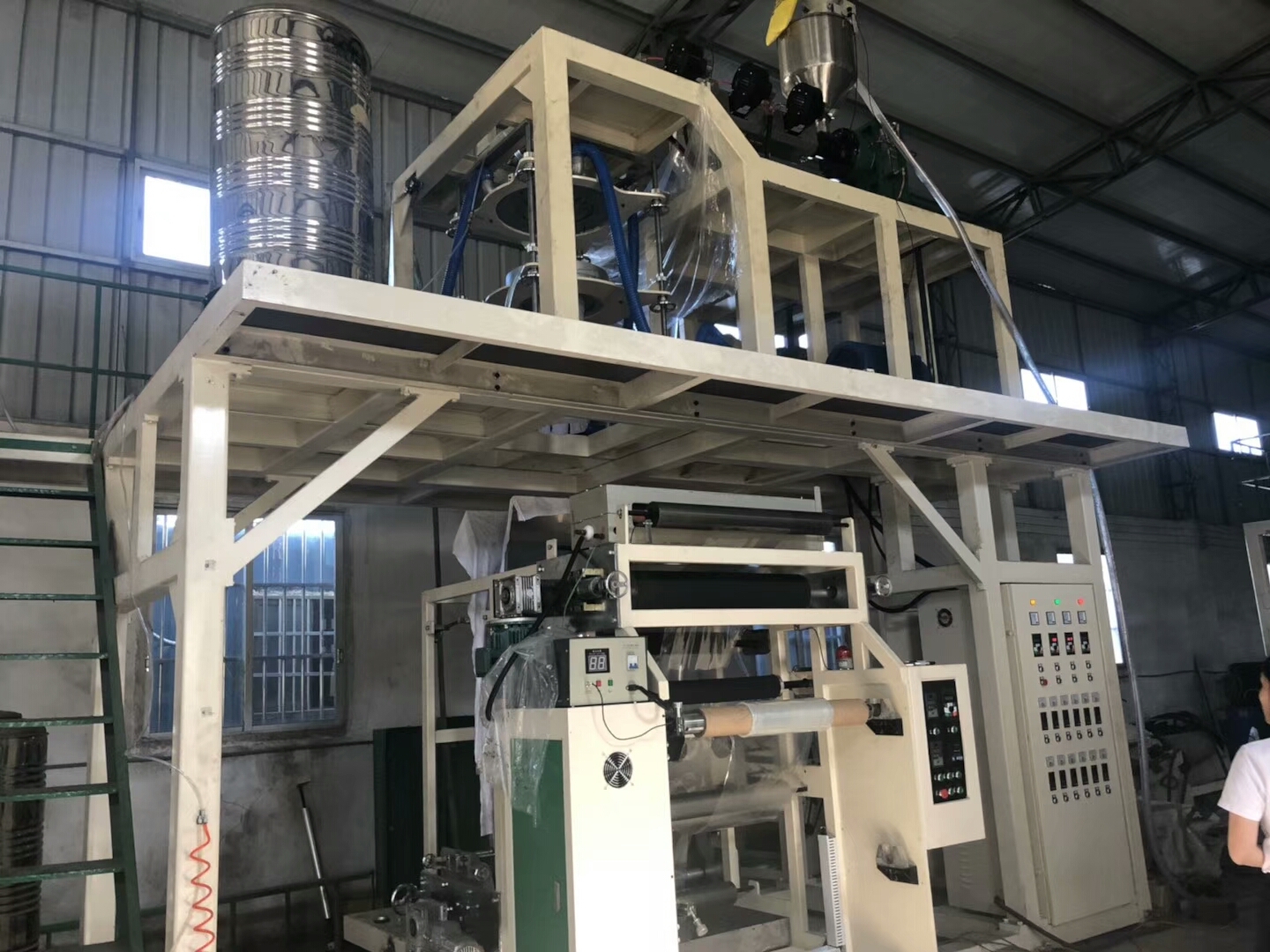 德冠新材获得实用新型专利授权：“一种挤出机筒体的电热水冷恒温控制装置”