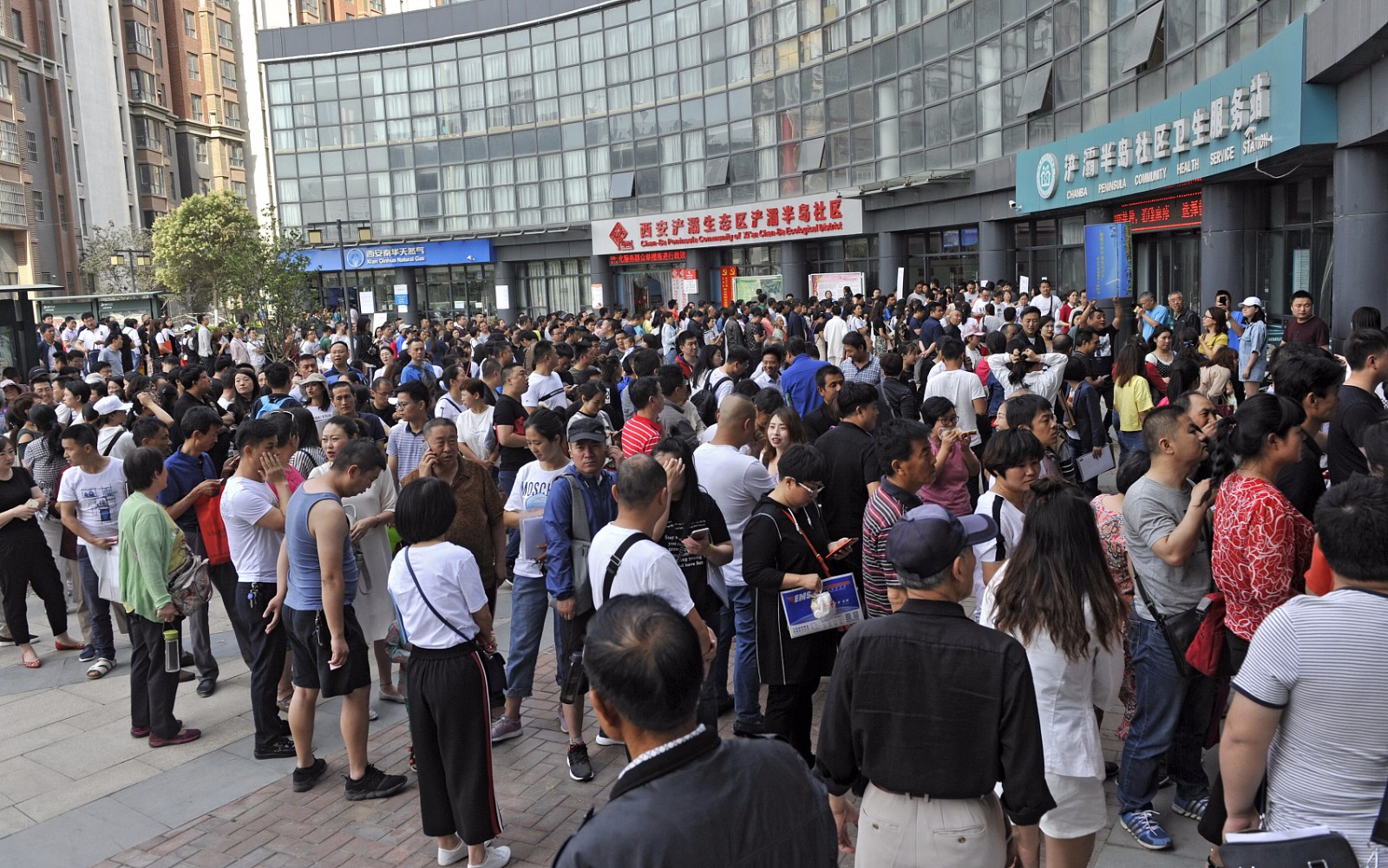 深圳楼市再现“连夜排队买房”?现场秩序一度混乱,开发商致歉,啥情况?