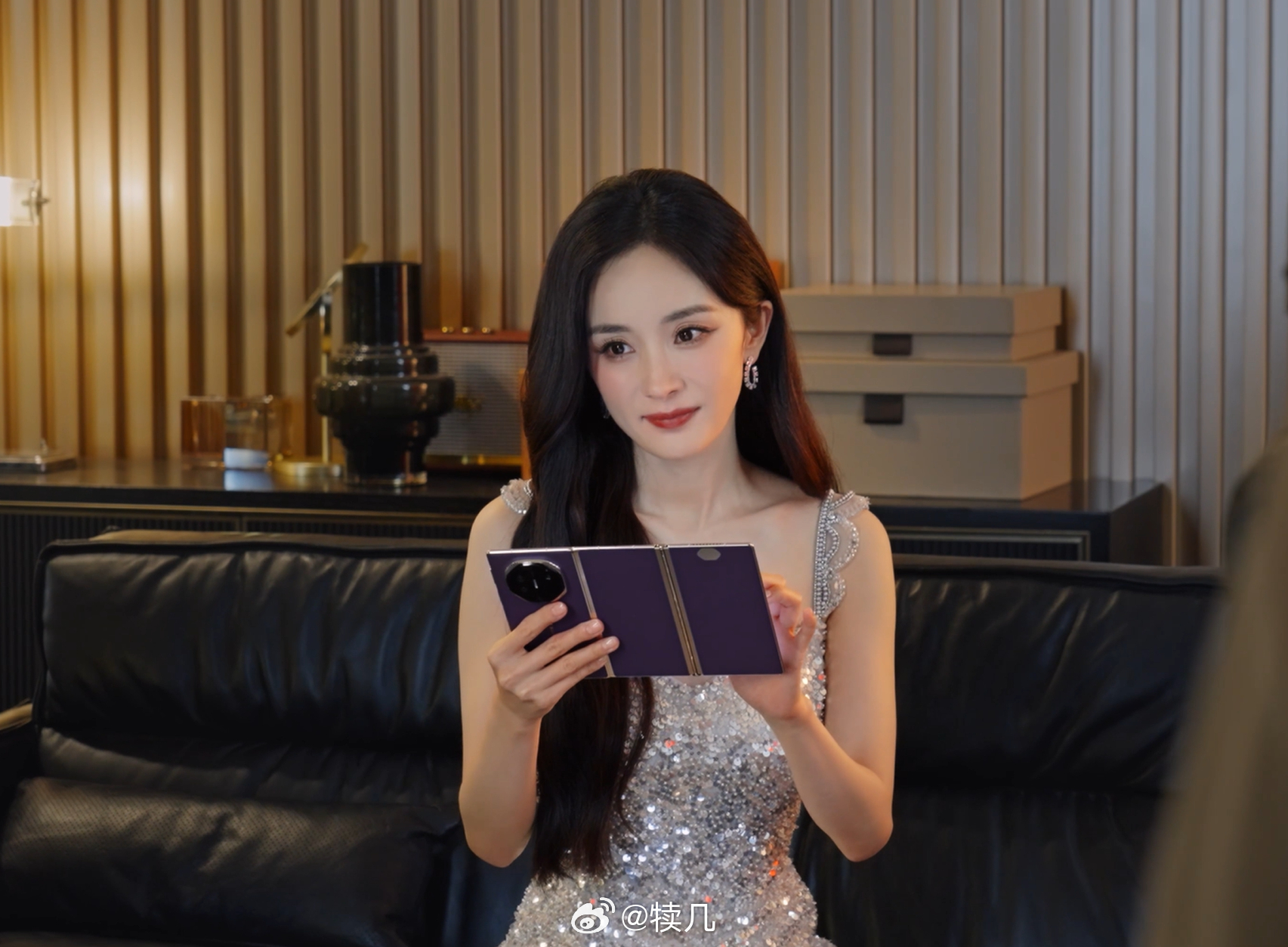 杨幂脸部遭烫伤！网友后怕：“我每次都是戴着睡觉，再也不敢了​……”